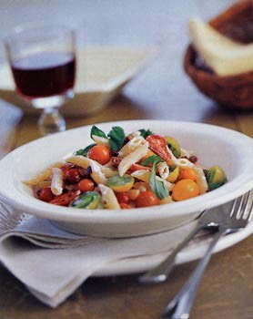 Pasta with tomatoes and goat cheese