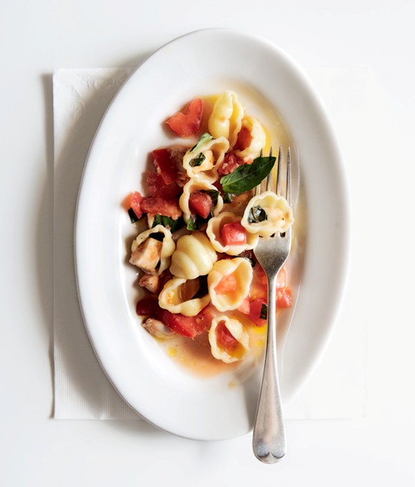 Pasta with tomatoes and mozzarella