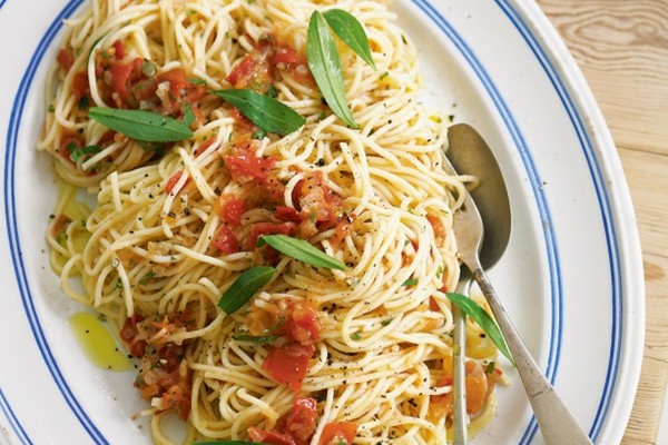 Pasta with tomatoes and tarragon