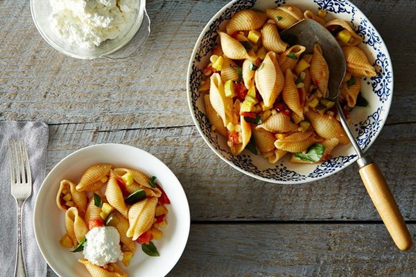 Pasta with tomatoes, corn, squash and ricotta