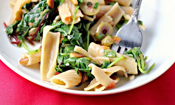 Pasta with tomatoes, pine nuts and raisins