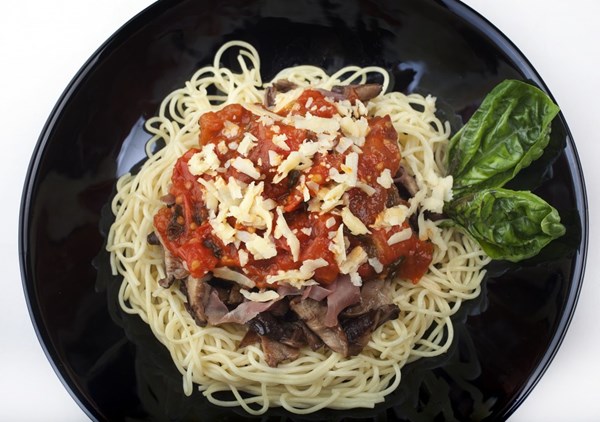 Pasta with tomatoes, prosciutto and mushrooms