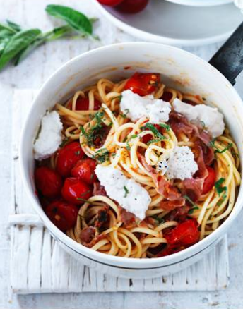 Pasta with tomatoes, ricotta, Parma ham and sage