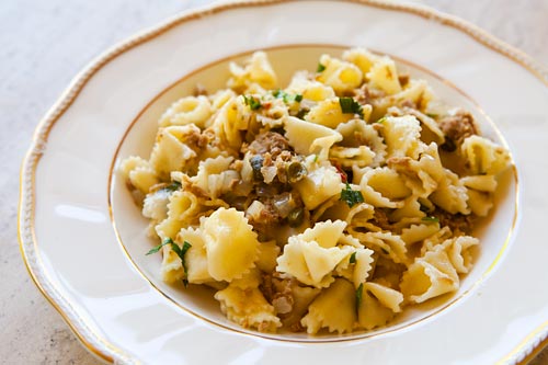 Pasta with tuna and capers in white wine sauce