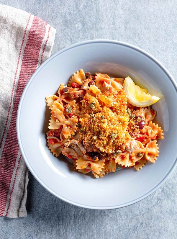 Pasta with tuna and crispy bread crumbs