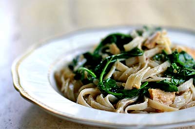 Pasta with tuna, arugula, and hot pepper