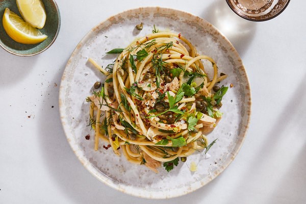 Pasta with tuna, capers and scallions