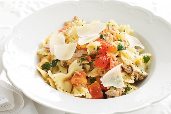 Pasta with tuna, chilli, tomatoes and parsley