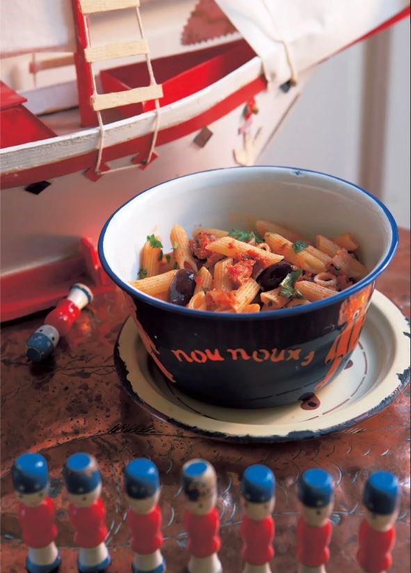 Pasta with tuna, tomato, and olives