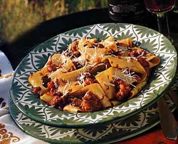 Pasta with veal, sausage and porcini ragù (Pasta con ragù di vitello, salsicce e porcini)