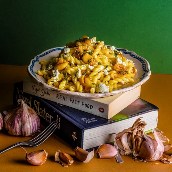 Pasta with whole garlic, goat's cheese and thyme