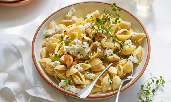 Pasta with whole garlic, goat's cheese and thyme