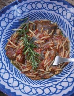 Pasta with wild mushrooms (Fideuá con setas silvestres)