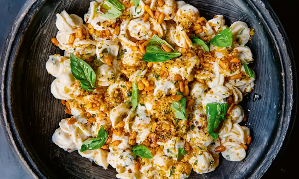 Pasta with yoghurt and  parsley breadcrumbs (Ma'caroneh bil laban)