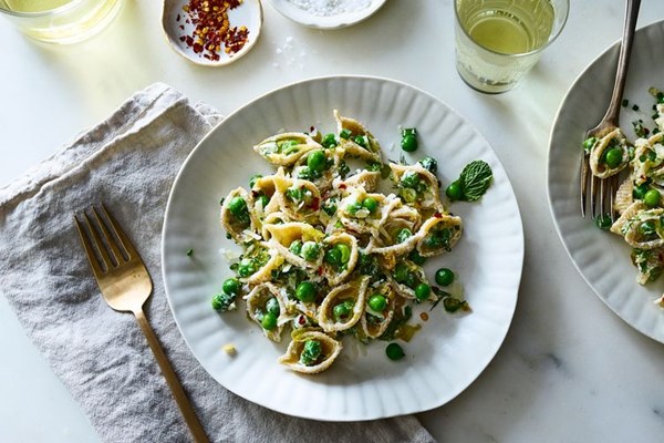 Pasta with yogurt, green peas & all the herbs
