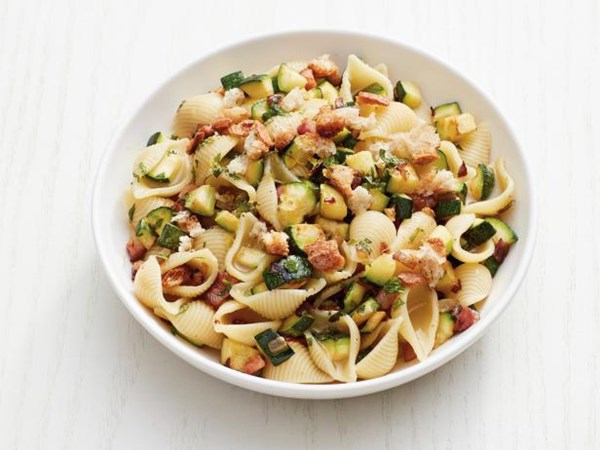 Pasta with zucchini and mint
