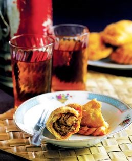 Pastry puffs with diced chicken curry, potatoes and eggs (Curry puffs)