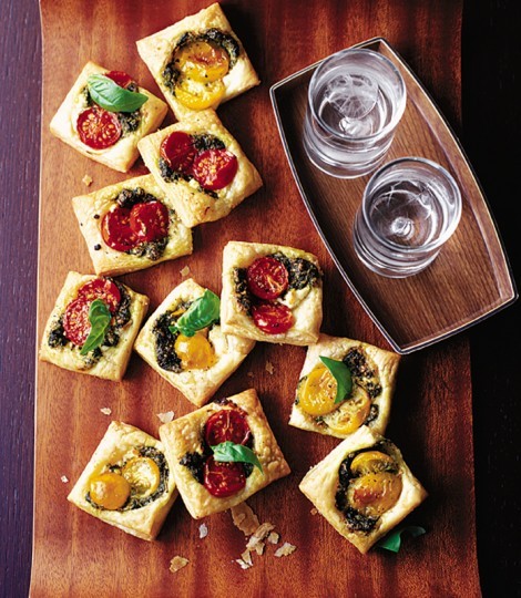 Pastry squares with goat's cheese, pesto and tomato