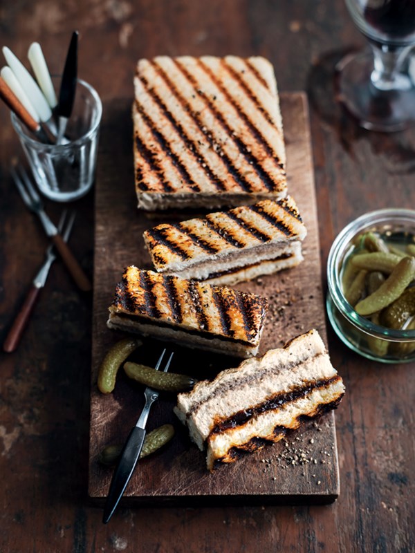 Pâté and caramelised onion fingers
