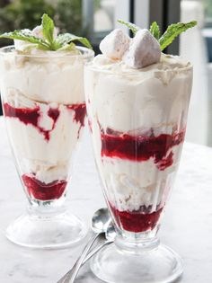Pavlova Greek yoghurt sundae