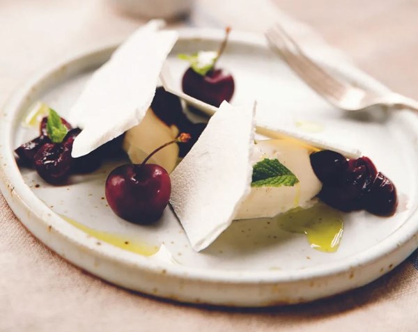 Pavlova with fruit and infused cream