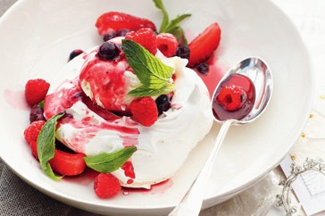Pavlova with mulled fruits