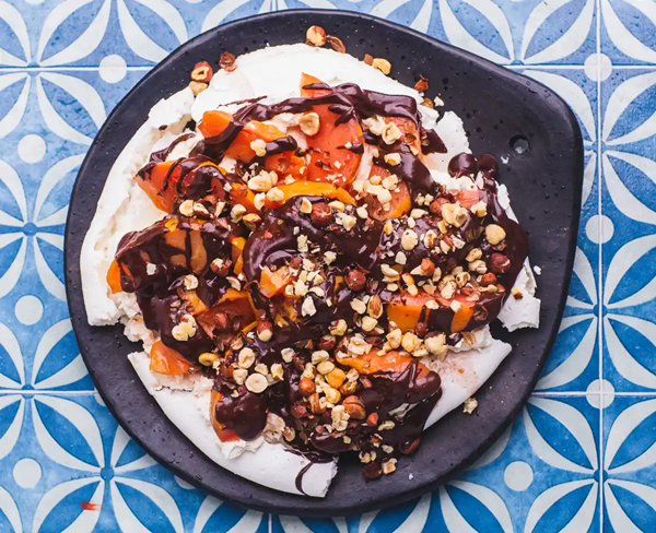 Pavlova with quince and chocolate 