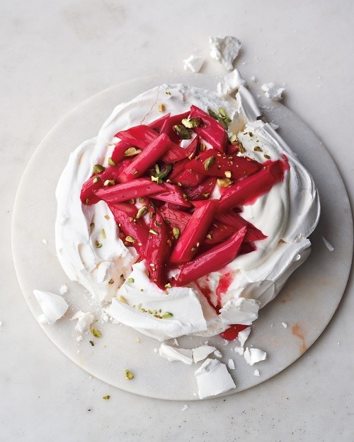 Pavlova with rhubarb and pistachios