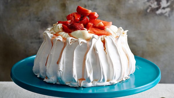 Pavlova with vanilla yoghurt, watermelon and strawberries