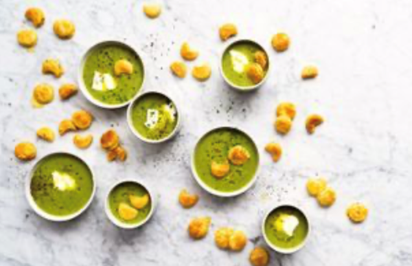 Pea and lettuce soup with cheesy crackers