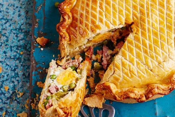 Pea, ham & egg pie