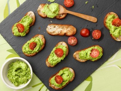 Pea pesto crostini