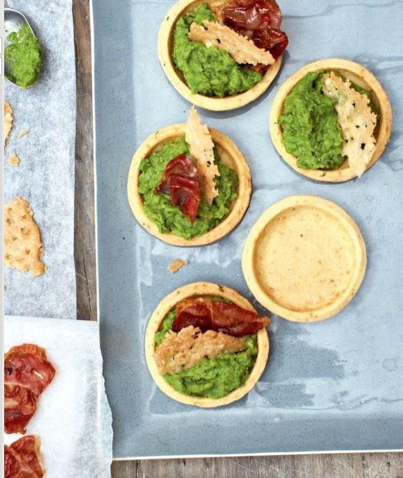 Pea purée and ham tartlets