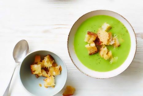 Pea soup with cheese croutons