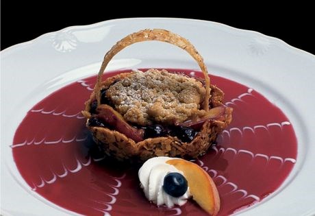 Peach and berry crisp