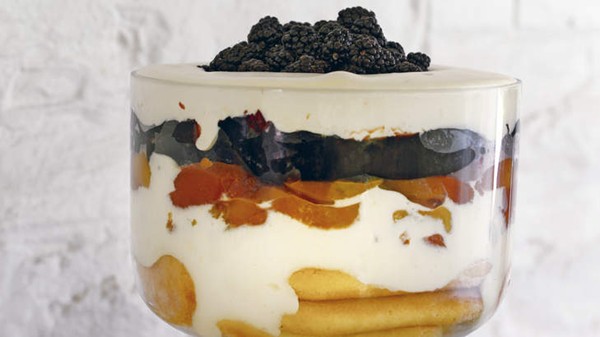 Peach and berry jelly trifle
