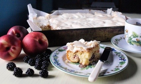 Peach and bramble meringue slice