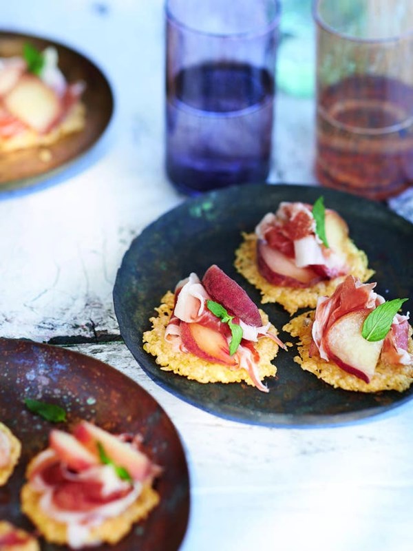 Peach and serrano ham with Mahón crackers