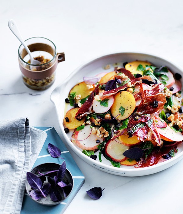 Peach, basil, jamón and pumpernickel salad