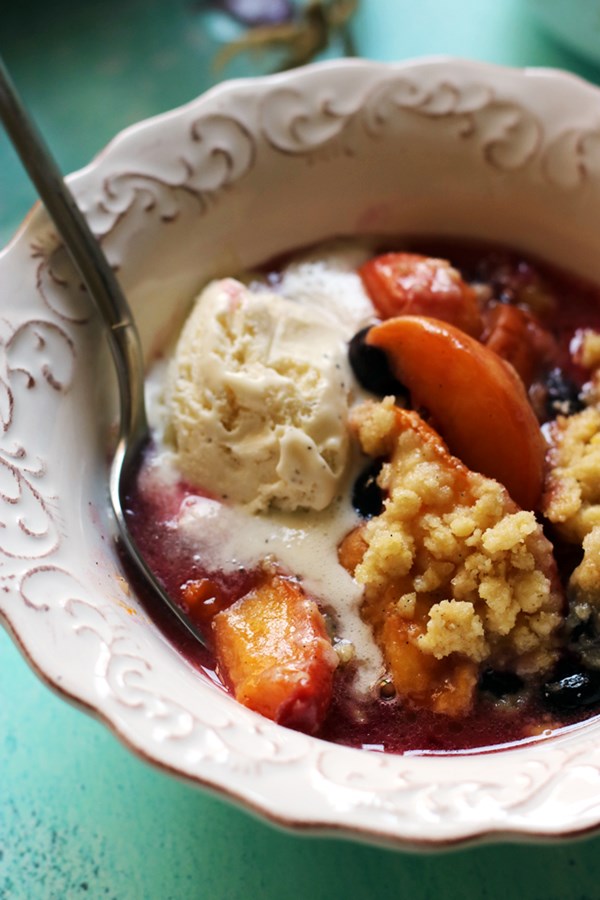 Peach blueberry crisp with cornmeal crumble