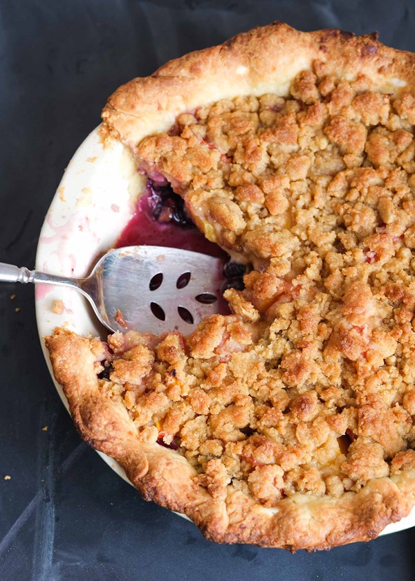 Peach blueberry crumb pie 