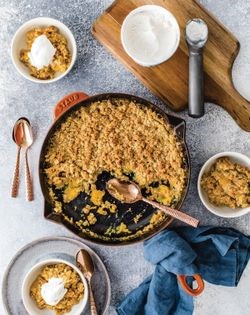 Peach crisp à la mode