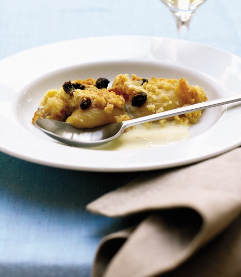 Peach, hazelnut and raisin crumble with custard 