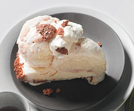 Peach ice cream pie with amaretti cookie crust