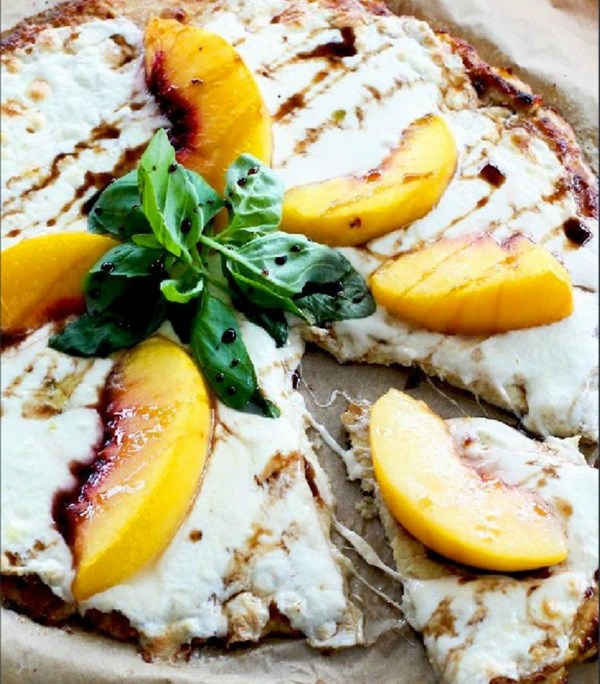 Peach, mozzarella & balsamic glaze [cauliflower pizza]