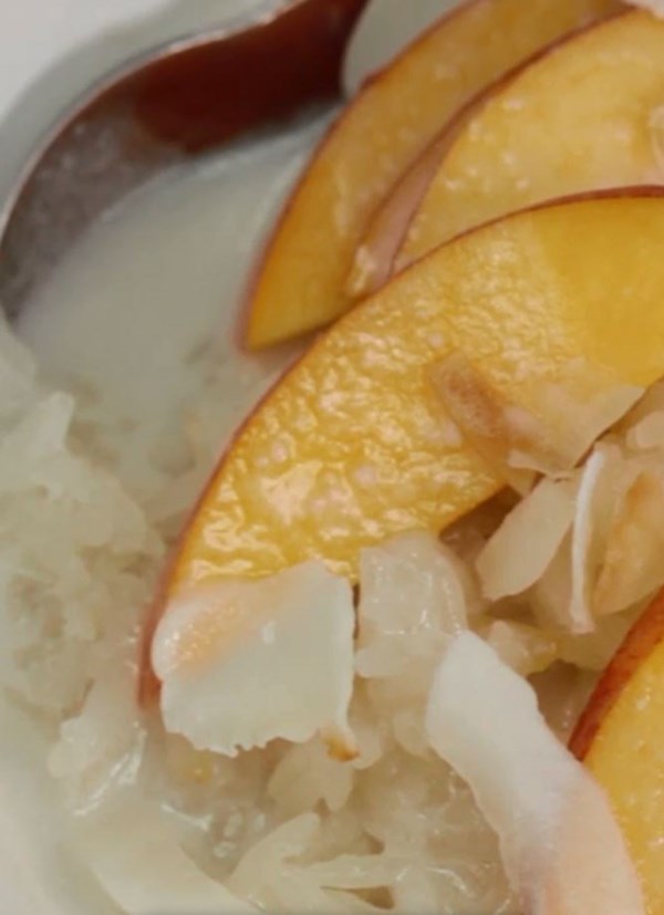 Peach on sticky rice with sweet & salty coconut cream