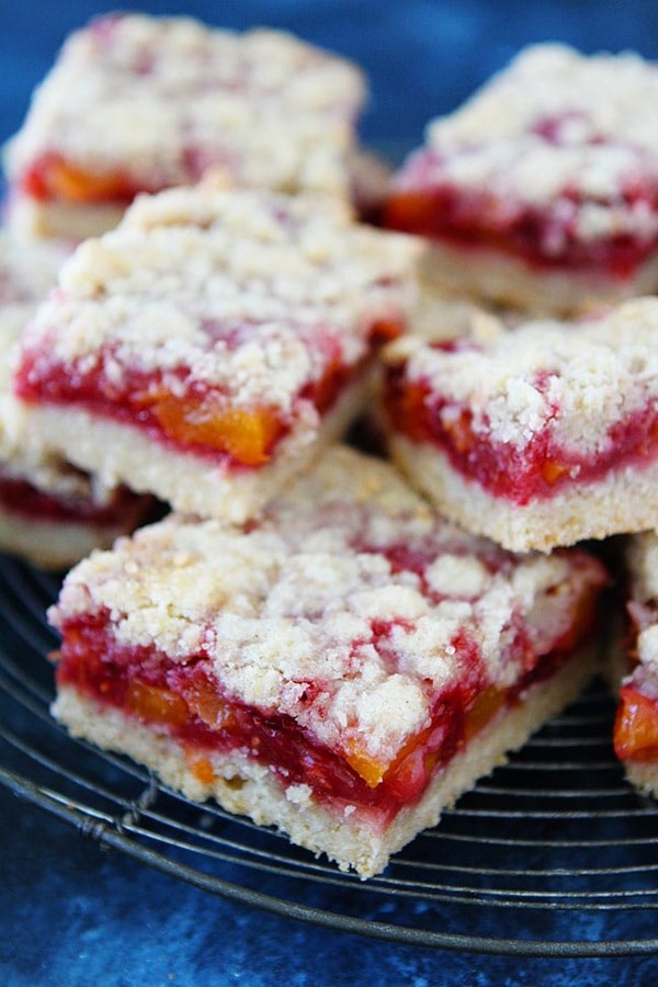 Peach raspberry crumb bars