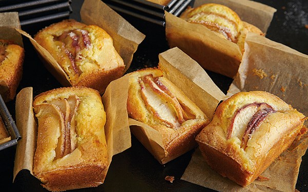 Peach, vanilla & fennel seed mini loaves