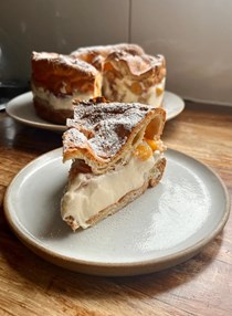 Peaches & cream cake (Karpatka)