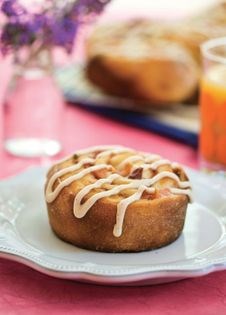 Peaches and crème breakfast buns